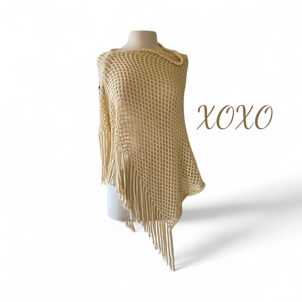 XOXO Women's Creamy Beige Acrylic Knit Fringe Poncho OS